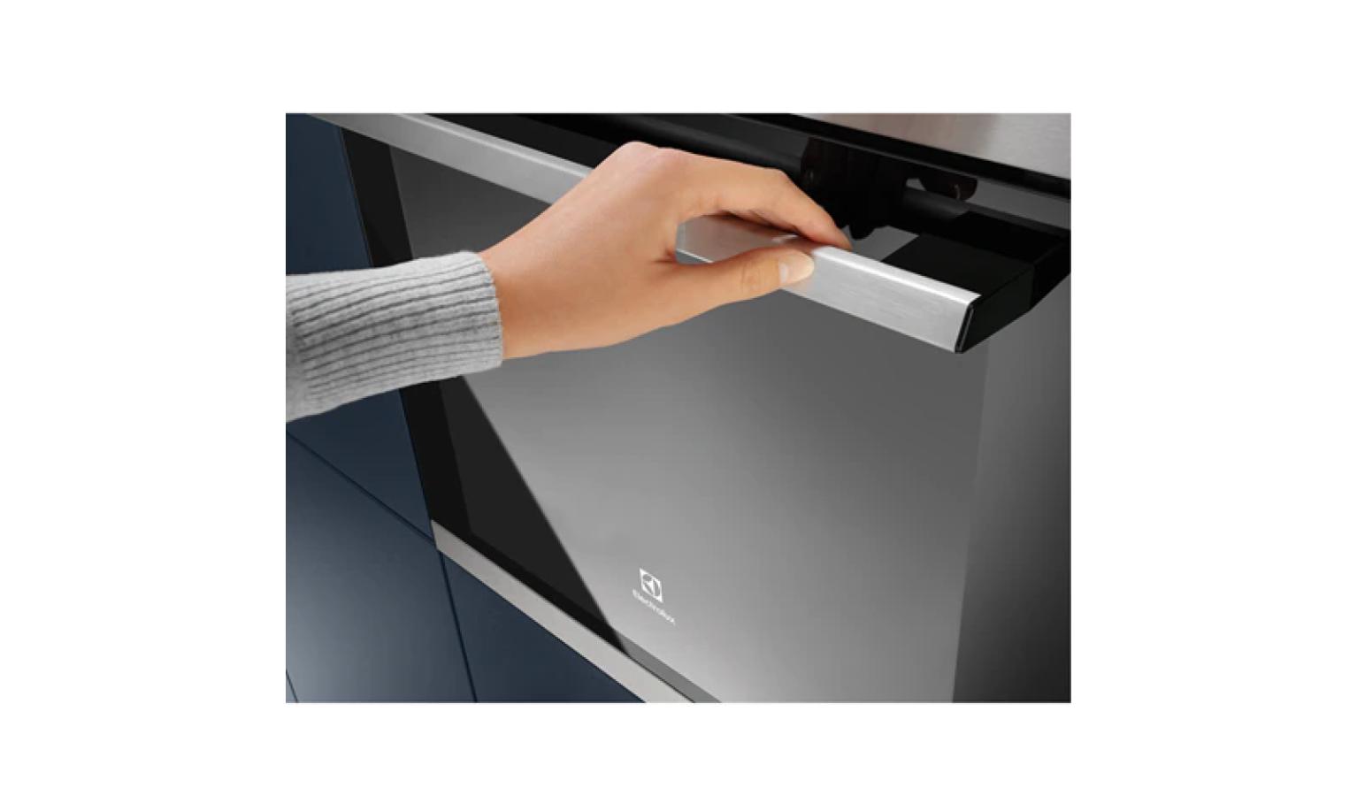 Electrolux 68L Electric Oven 60cm UltimateTaste 300 KOHLH00XA